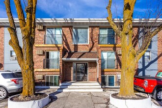 Hickman Place Apartments in Des Moines, IA - Building Photo - Building Photo