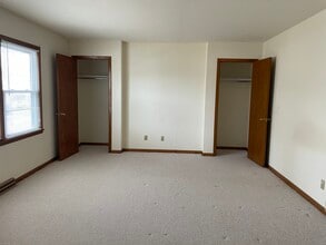 201 W Pierre Ln, Unit 201 in Port Washington, WI - Building Photo - Building Photo