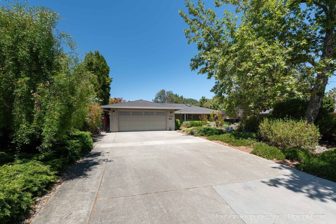 21561 Regnart Rd in Cupertino, CA - Building Photo