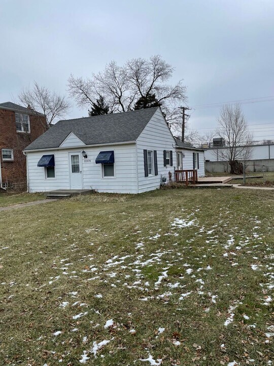 22570 Tulane Ave in Farmington Hills, MI - Building Photo