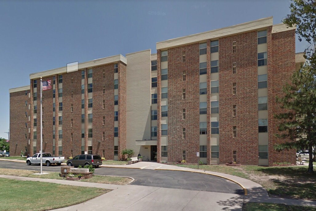 Washington Heights in Hutchinson, KS - Foto de edificio