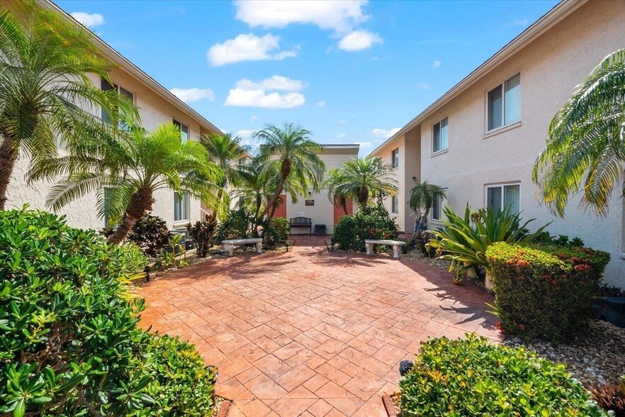 6708 Sarasea Cir, Unit 202 in Sarasota, FL - Building Photo