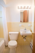 4304 13 Mile Rd, Unit 7 in Royal Oak, MI - Foto de edificio - Building Photo