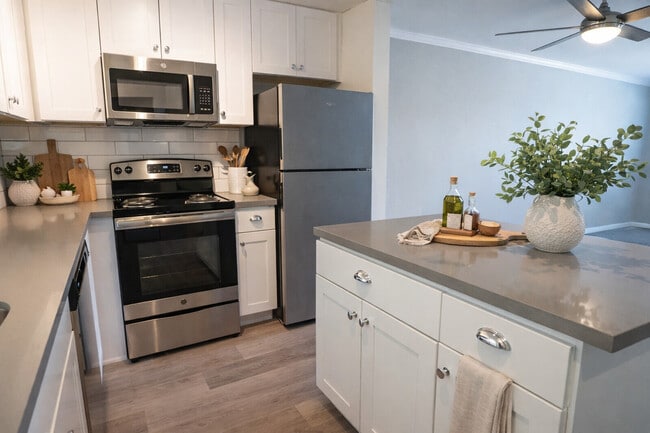 McInnis Park in San Rafael, CA - Foto de edificio - Building Photo