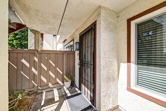 4020 Porte La Paz in San Diego, CA - Building Photo - Building Photo