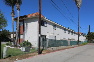 Vista De Oro in Spring Valley, CA - Building Photo - Building Photo