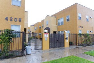 4208 W 28th St in Los Angeles, CA - Foto de edificio - Building Photo