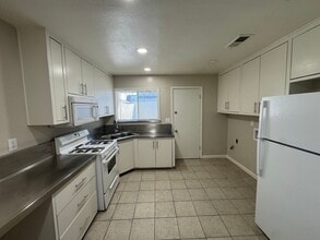 1800 Orange St in Bakersfield, CA - Building Photo - Building Photo