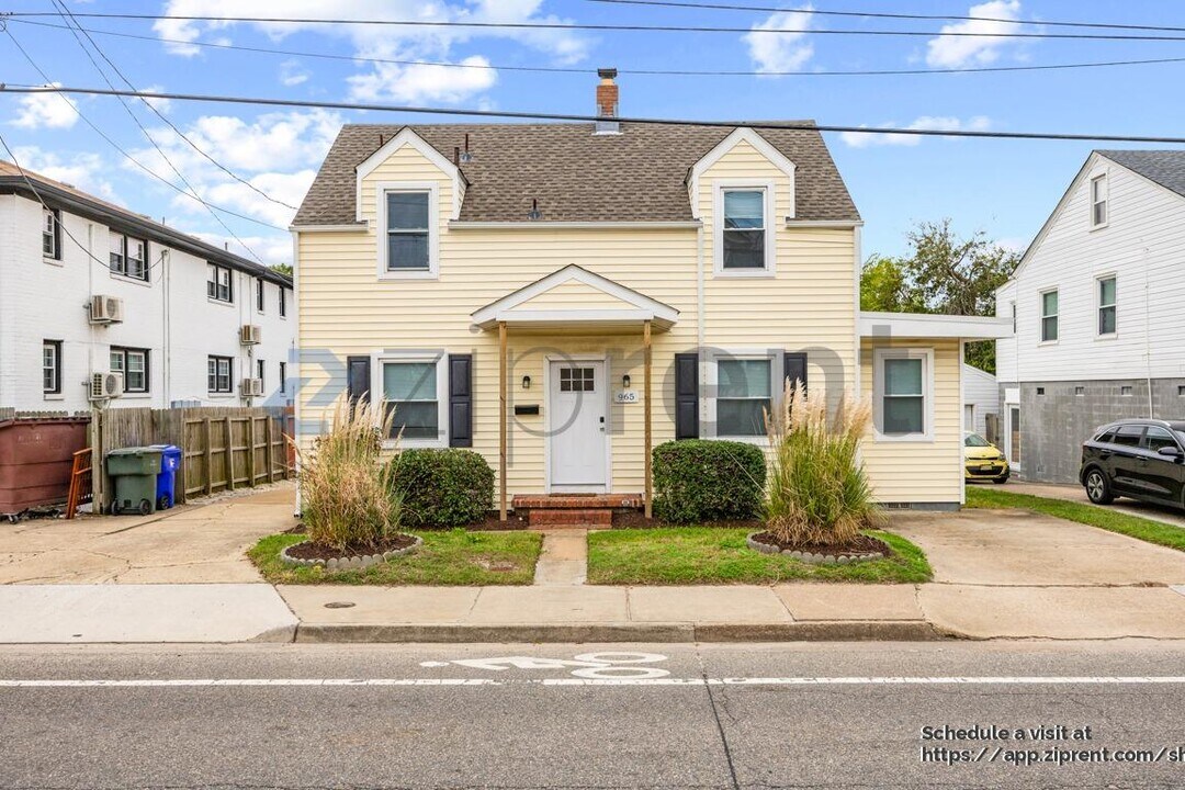 965 W Ocean View Ave in Norfolk, VA - Building Photo