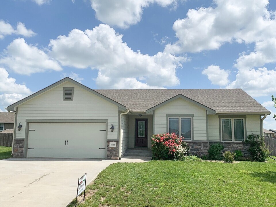 4643 S Dwight Dr in Manhattan, KS - Building Photo