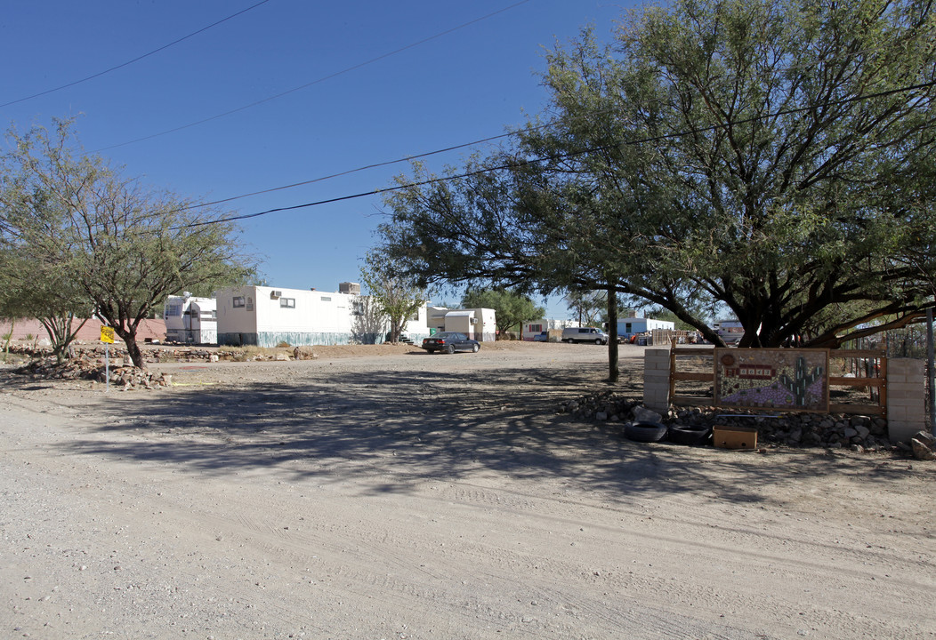 6 Space Mobile Home Park in Tucson, AZ - Building Photo