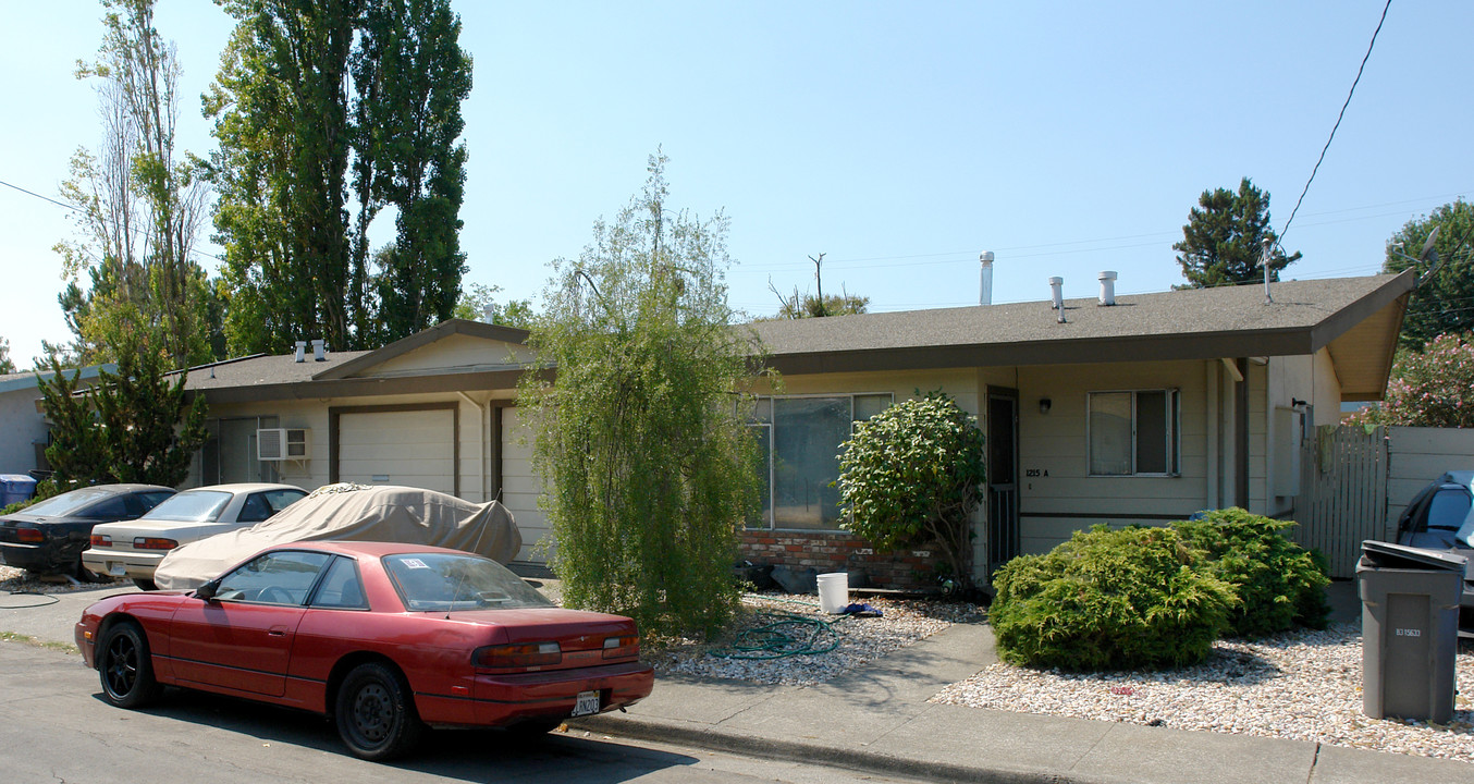 1215 Jacky Dr in Santa Rosa, CA - Building Photo