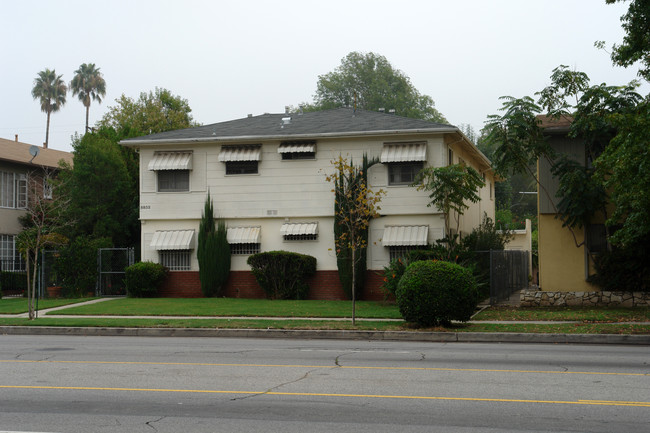 5832 Woodman Ave in Van Nuys, CA - Building Photo - Building Photo