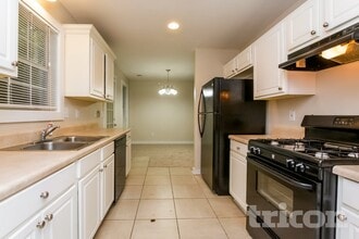 1048 Whispering Woods Dr in Canton, GA - Building Photo - Building Photo