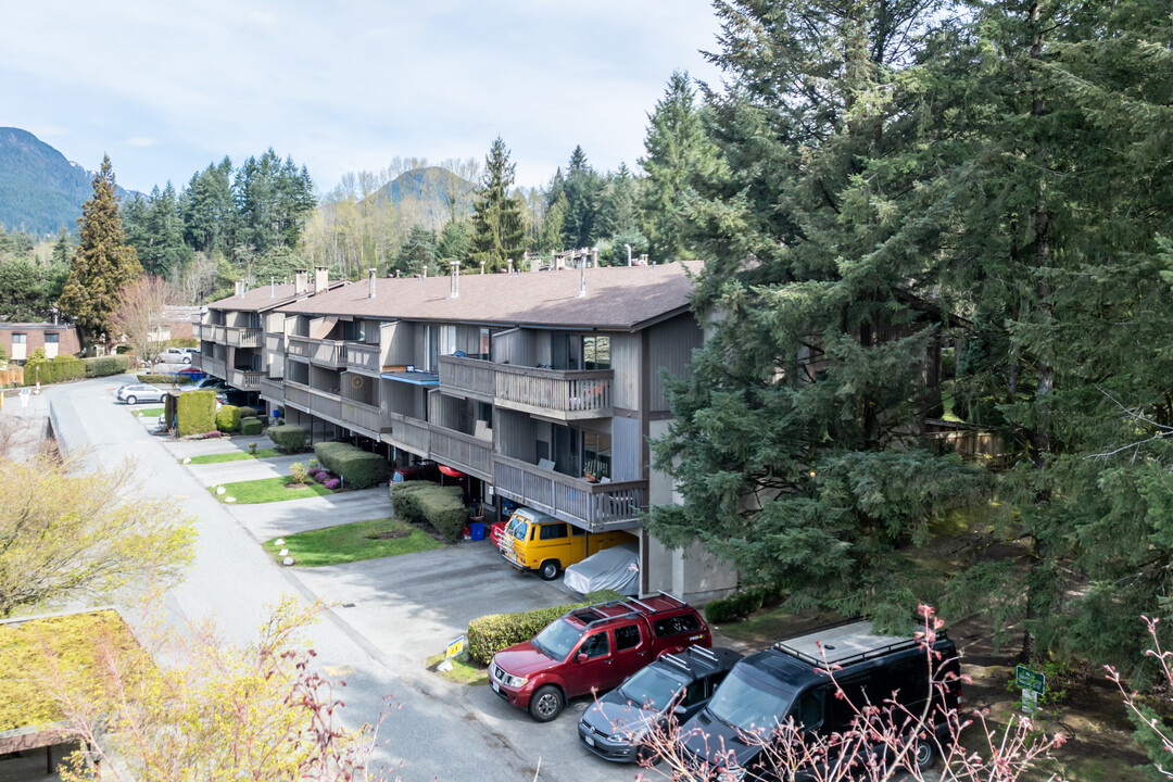 967 Old Lillooet Rd in North Vancouver, BC - Building Photo