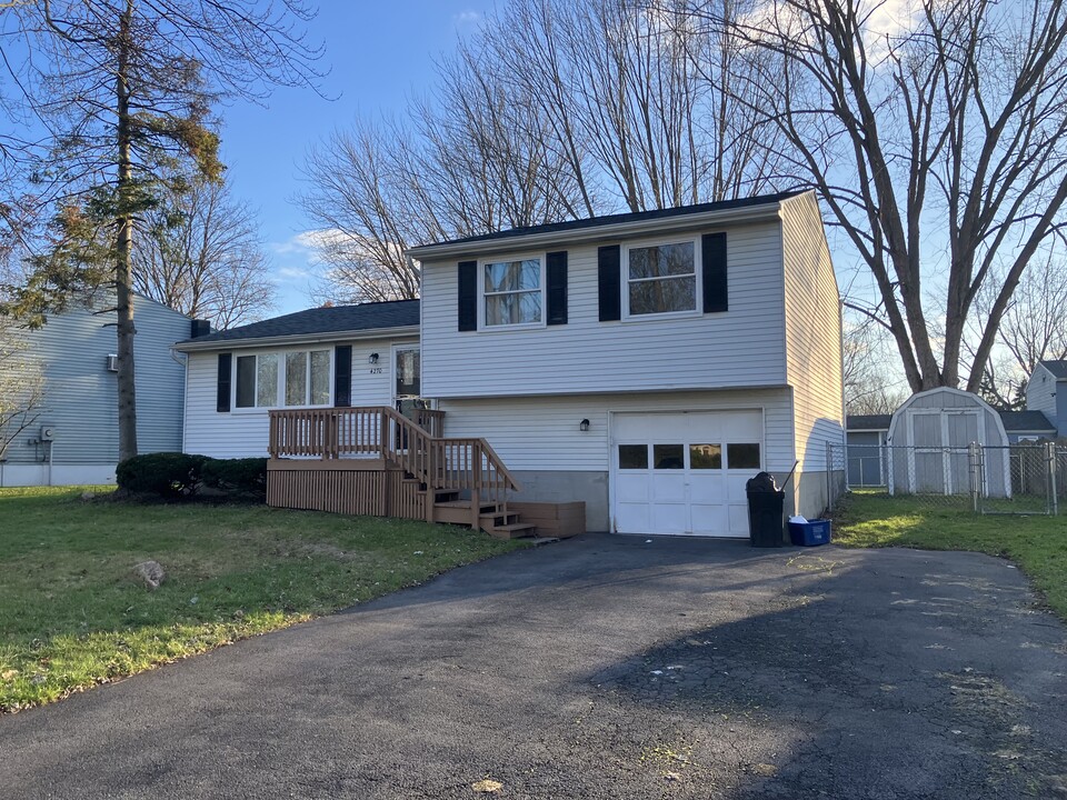 4270 Stepping Stone Ln in Liverpool, NY - Building Photo