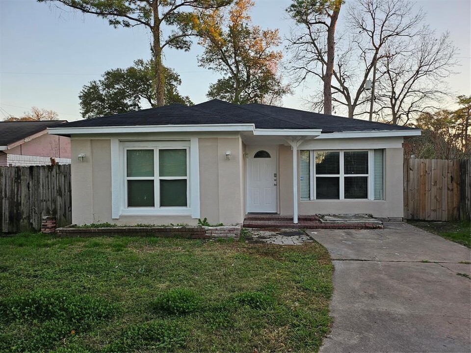 2449 Mayview Dr in Houston, TX - Building Photo