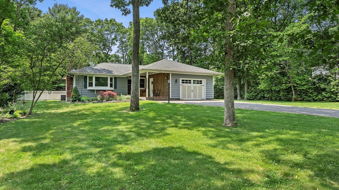 11 Mortimer St in Westhampton Beach, NY - Building Photo