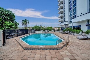 3200 Collins Ave, Unit 8 in Miami Beach, FL - Building Photo