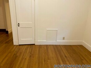 16 Lakeville Rd in Boston, MA - Foto de edificio - Building Photo