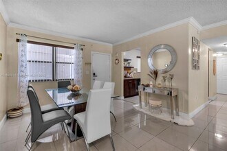 451 Ives Dairy Rd in Miami, FL - Building Photo - Building Photo