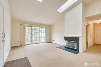 152 Darwin Ln in North Brunswick, NJ - Building Photo - Building Photo