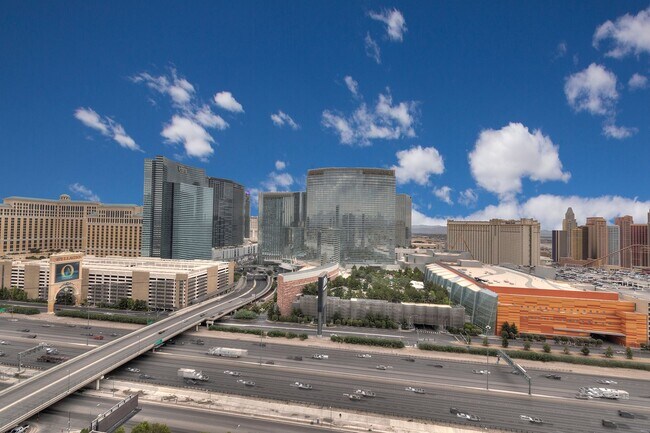 4575 Dean Martin Dr in Las Vegas, NV - Building Photo - Building Photo