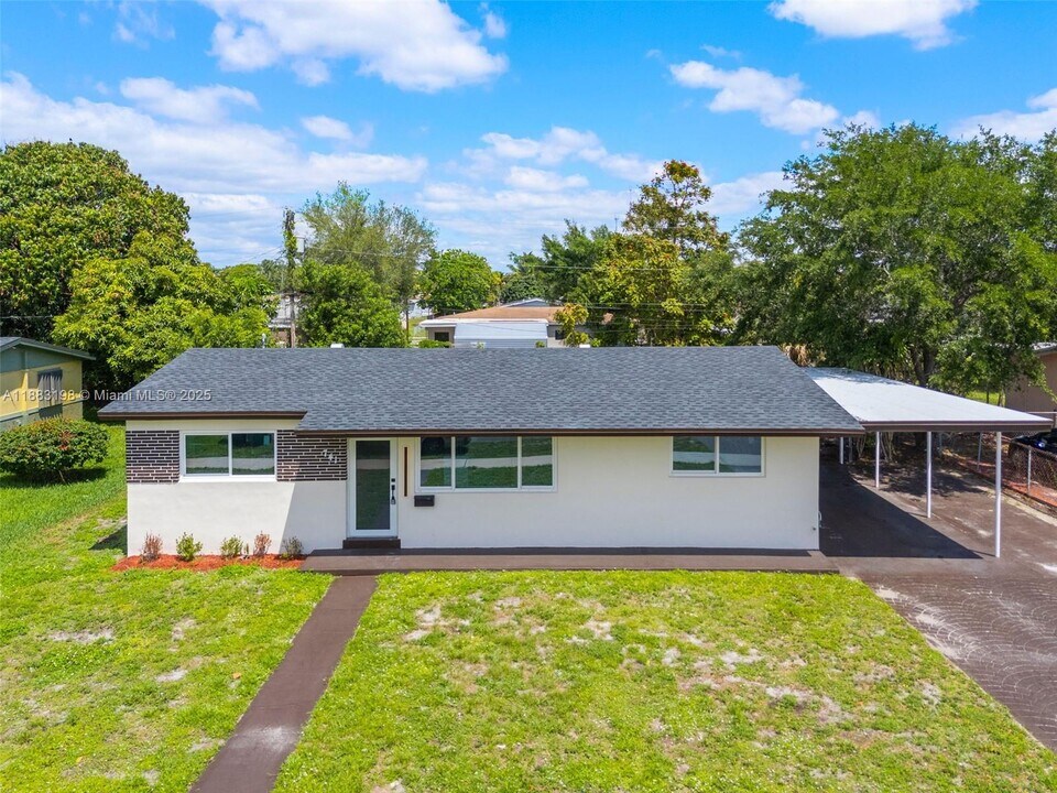 741 NW 175th Dr in Miami, FL - Building Photo