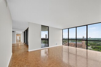 5001 Woodway Dr, Unit 1804 in Houston, TX - Foto de edificio - Building Photo