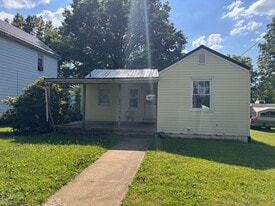 372 Emerson Ave in Farrell, PA - Building Photo