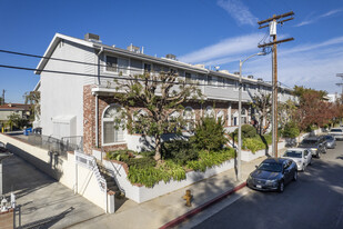8741 Darby Ave in Northridge, CA - Building Photo