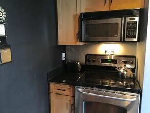 52 Lawrence Dr in Lowell, MA - Building Photo - Building Photo