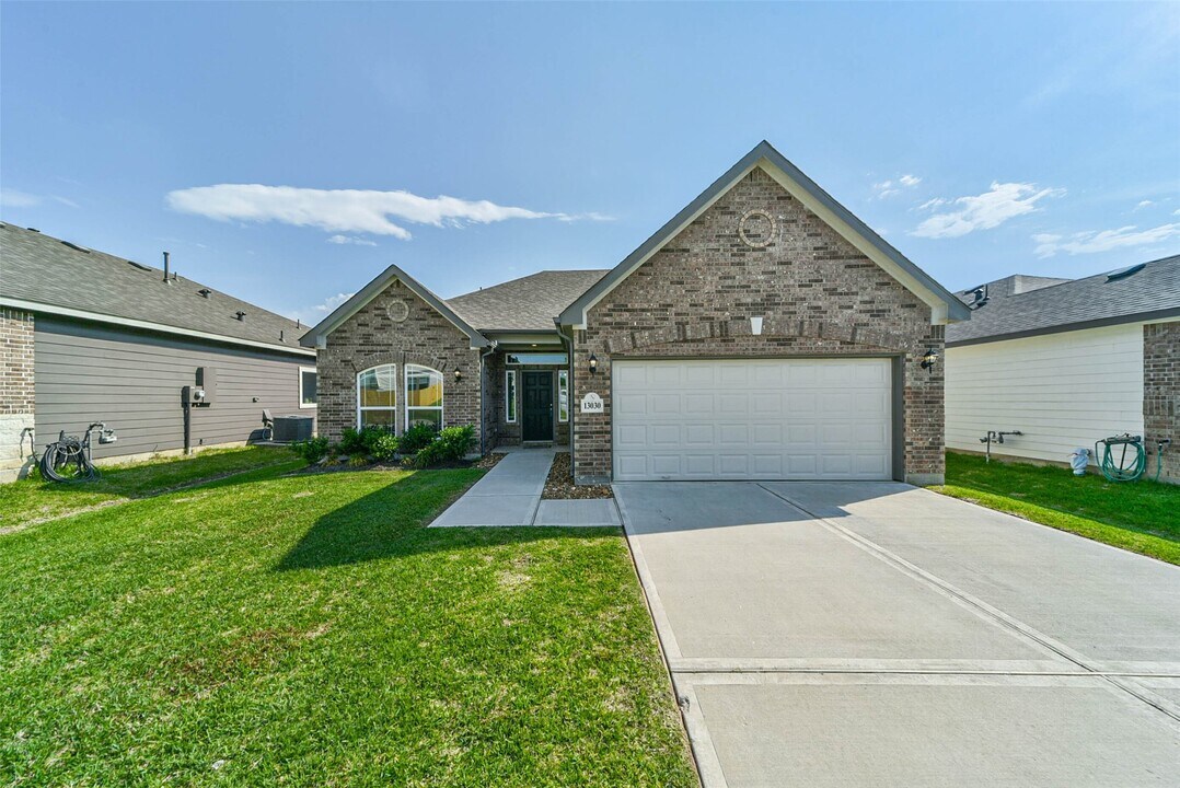 13030 Laura Lake Dr in Willis, TX - Building Photo