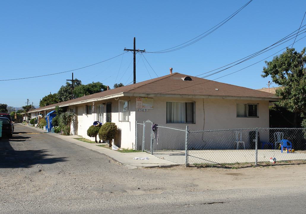 2569 Alvarado St in Oxnard, CA - Building Photo