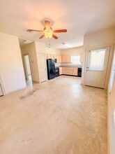 1100 W 16th St in Cameron, TX - Building Photo - Building Photo