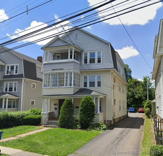 219 Quaker Ln S in West Hartford, CT - Building Photo
