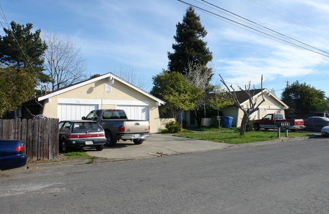 167 Eddy Dr in Santa Rosa, CA - Foto de edificio - Building Photo