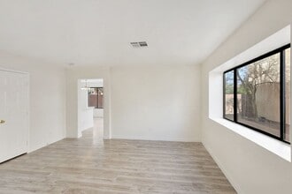 371 Lander Dr in Henderson, NV - Building Photo - Building Photo