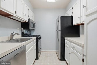 5902 Cove Landing Rd in Burke Centre, VA - Building Photo - Building Photo