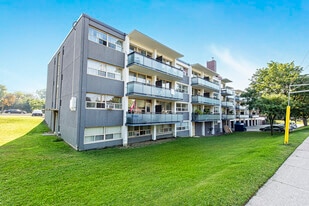 4750 Bathurst Street Apartments in Toronto, ON - Building Photo