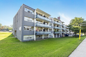 4750 Bathurst Street Apartments in Toronto, ON - Building Photo - Building Photo