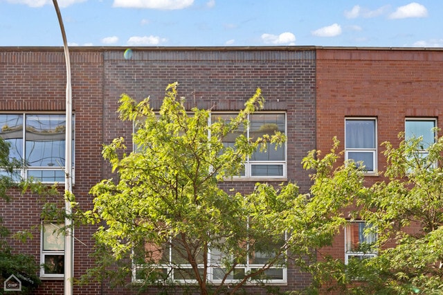 property at 819 W Fulton St