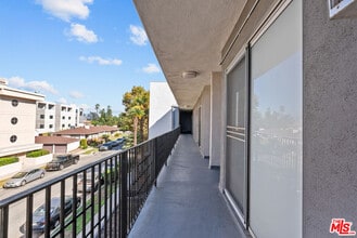 15286 Sutton St in Los Angeles, CA - Building Photo - Building Photo