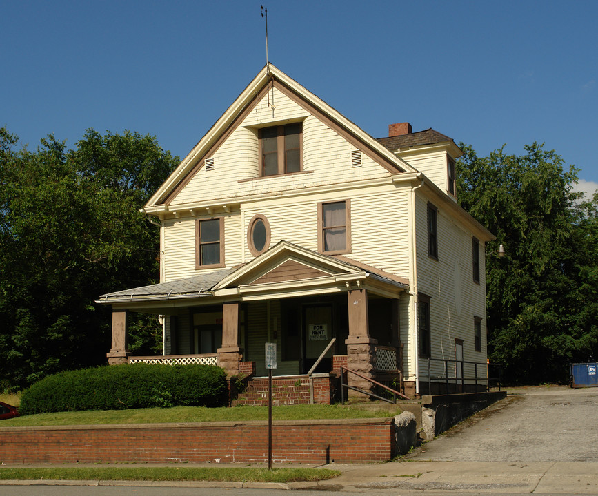 912 Elm St in Youngstown, OH - Building Photo