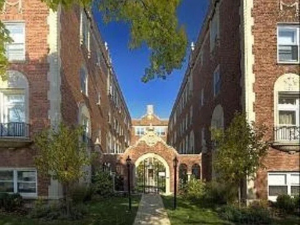 1544 W Sherwin Ave in Chicago, IL - Building Photo