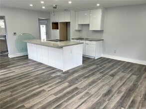 2732 NW 16th St in Miami, FL - Building Photo - Building Photo
