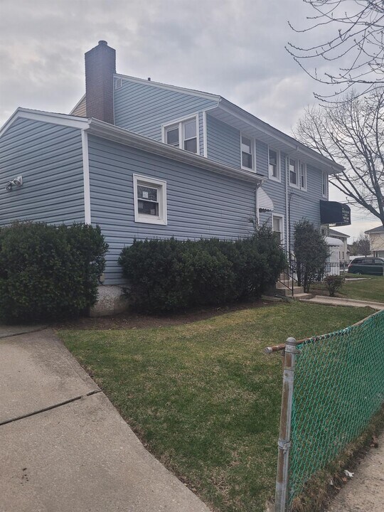 7203 164th St in Queens, NY - Building Photo