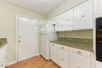 4735 Hedgemore Dr in Charlotte, NC - Building Photo - Building Photo