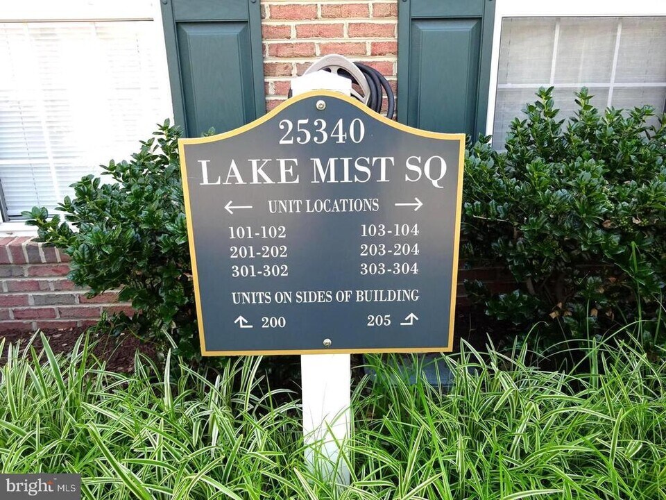 25340 Lake Mist Square in Chantilly, VA - Building Photo