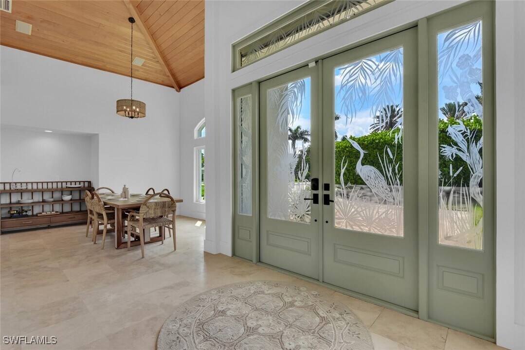 215 Mooring Line Dr in Naples, FL - Building Photo